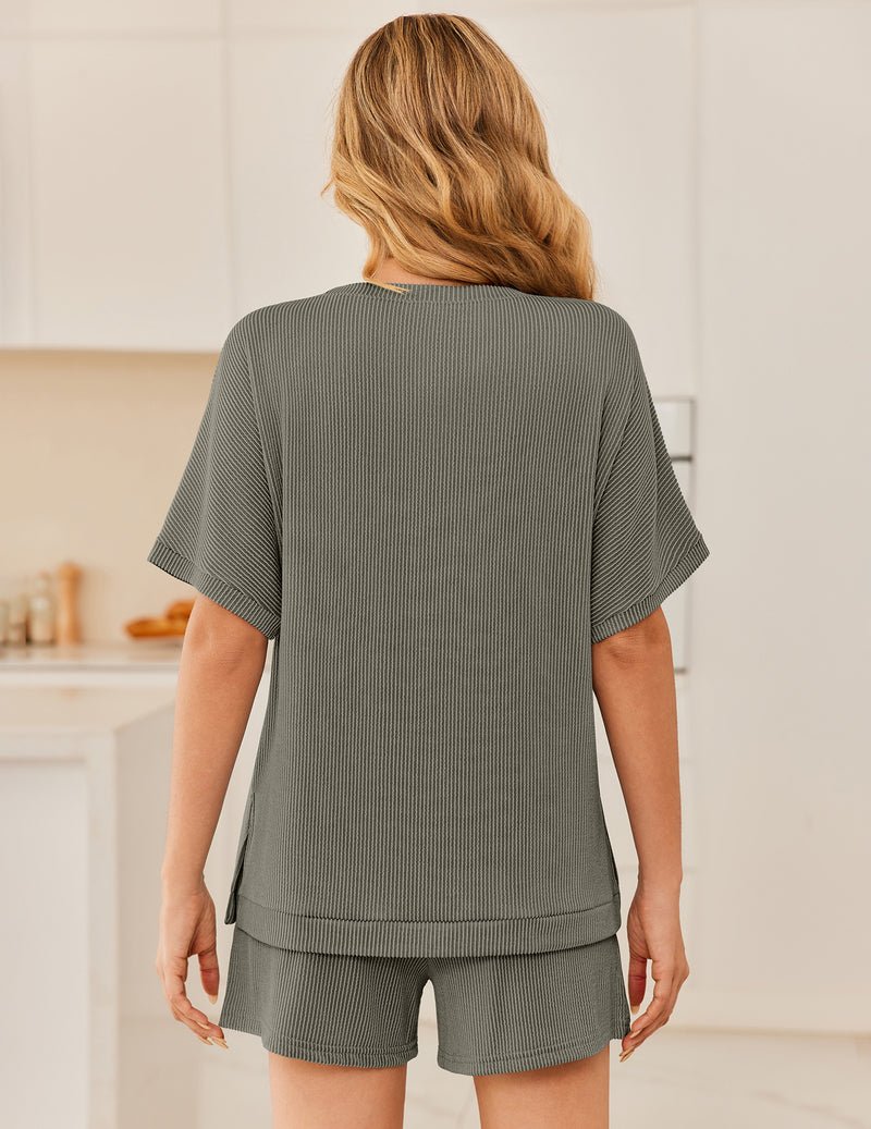 Conjunto lounge acanalado 2 piezas en gris oscuro: top de manga corta y short con bolsillo
