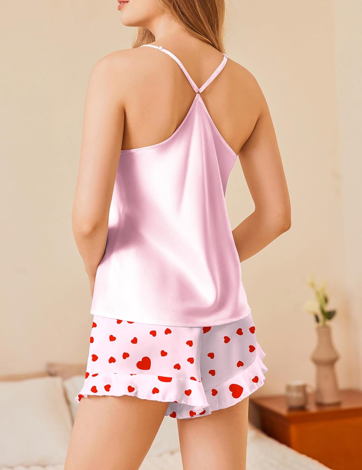 Rückenansicht Satin Pyjama-Set: rosafarbenes Top mit gekreuzten Trägern & Herz-Shorts