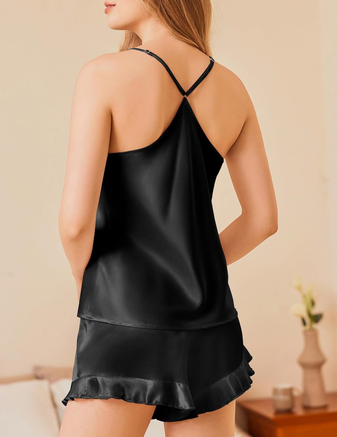 Rückenansicht Satin Pyjama-Set: schwarzes Trägertop mit gekreuzten Trägern & Shorts