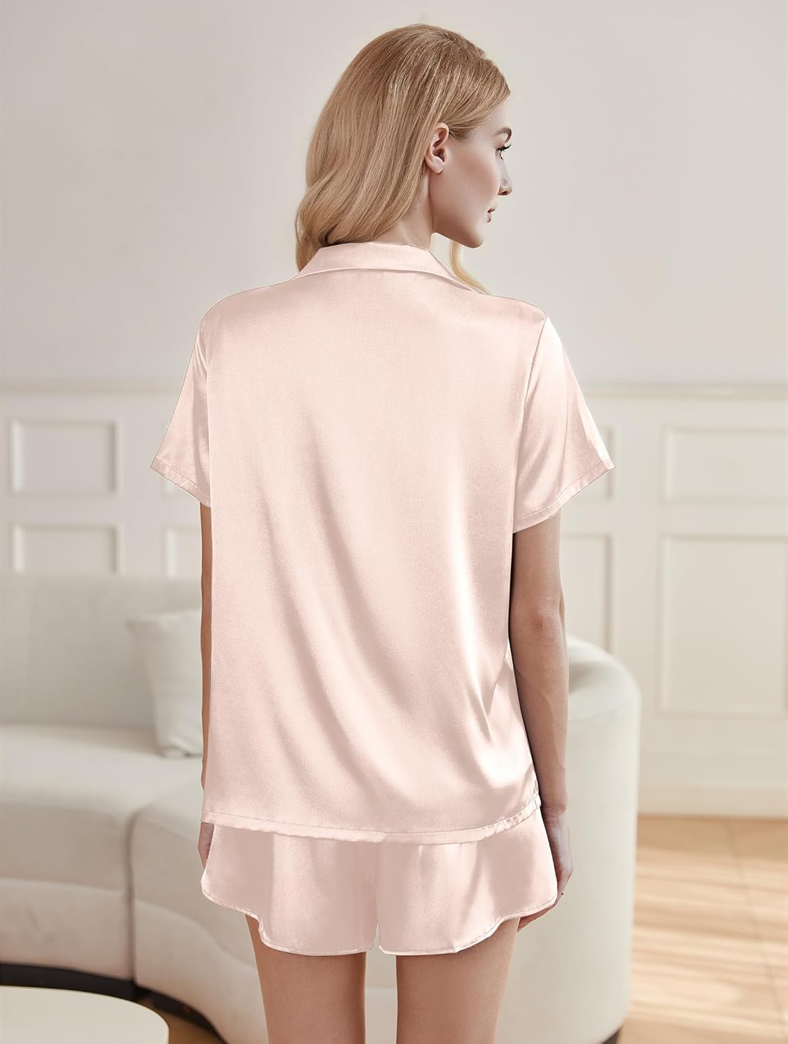 Champagne Satin-Pyjama-Set: Rückansicht Kurzarmhemd mit Shorts