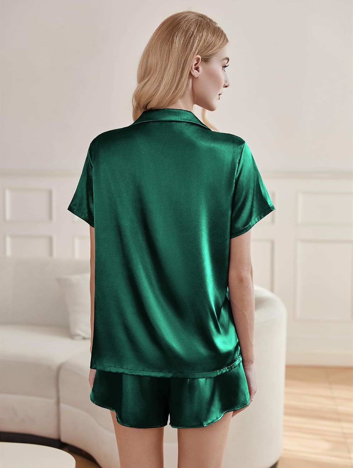 Grünes Satin-Pyjama-Set: Rückansicht Kurzarmhemd mit Shorts