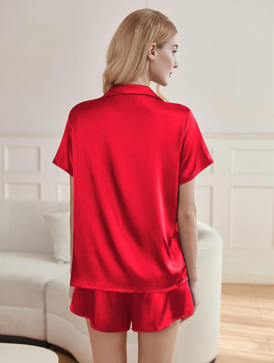 Rotes Satin-Pyjama-Set: Rückansicht Kurzarmhemd und Shorts mit Saum