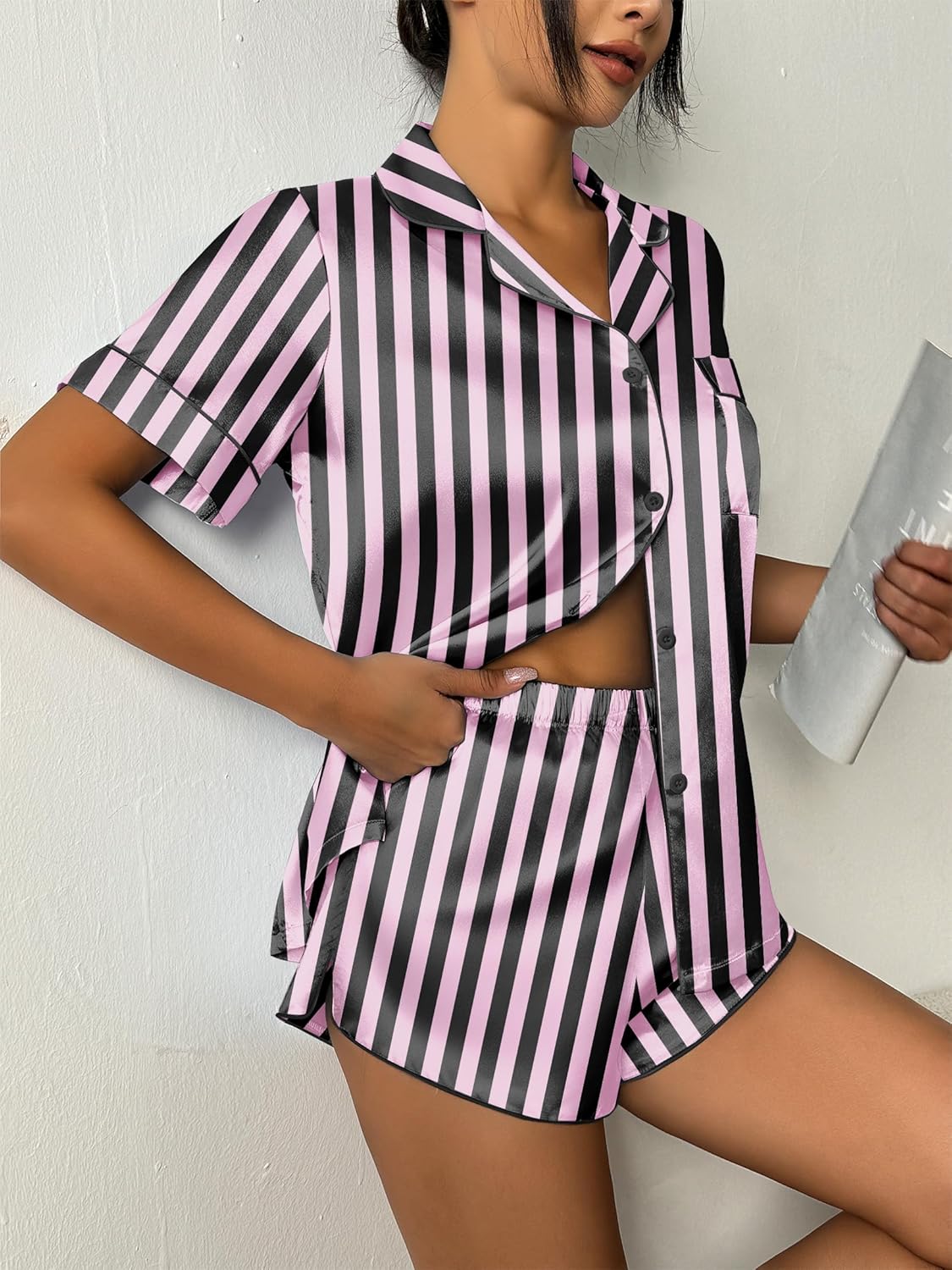 Gestreiftes Kurzarmhemd mit Knöpfen und Shorts im Schwarz-Lila-Design