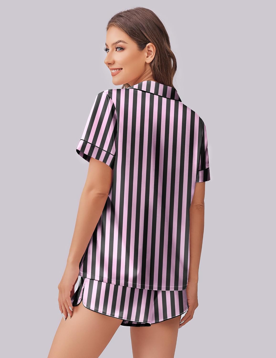 Gestreifter Pyjama mit Knopfleiste, Kurzarmhemd und Shorts, Ansicht von hinten