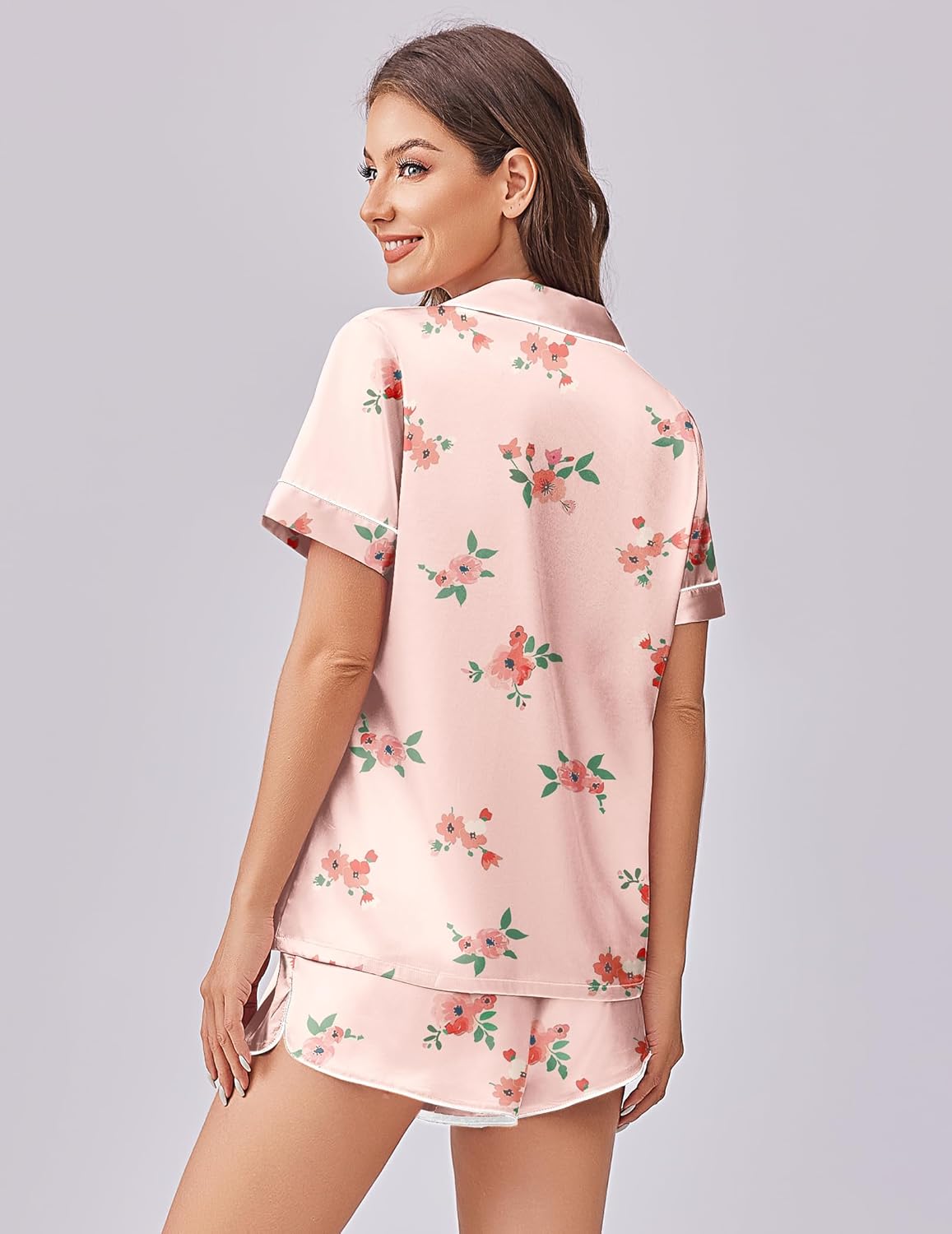 Rosa Pyjama-Set mit floralen Prints, Kurzarmhemd mit Knöpfen und dazugehörige Shorts