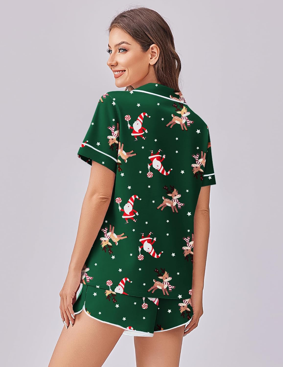 Grünes Pyjama-Set mit Knopfleiste, Weihnachtsmotive (Santa & Rentier) und Shorts