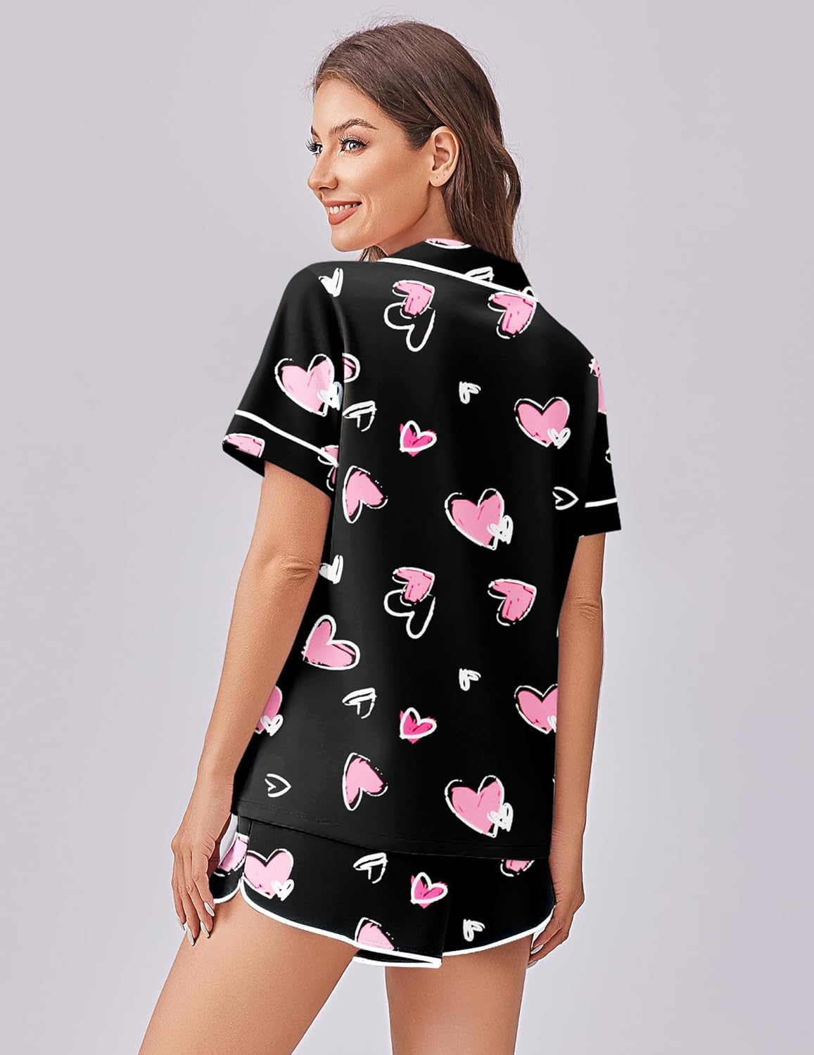 Schwarzes Pyjama-Set mit pinkem Herzchenmuster, Kurzarmhemd und Shorts, Rückansicht