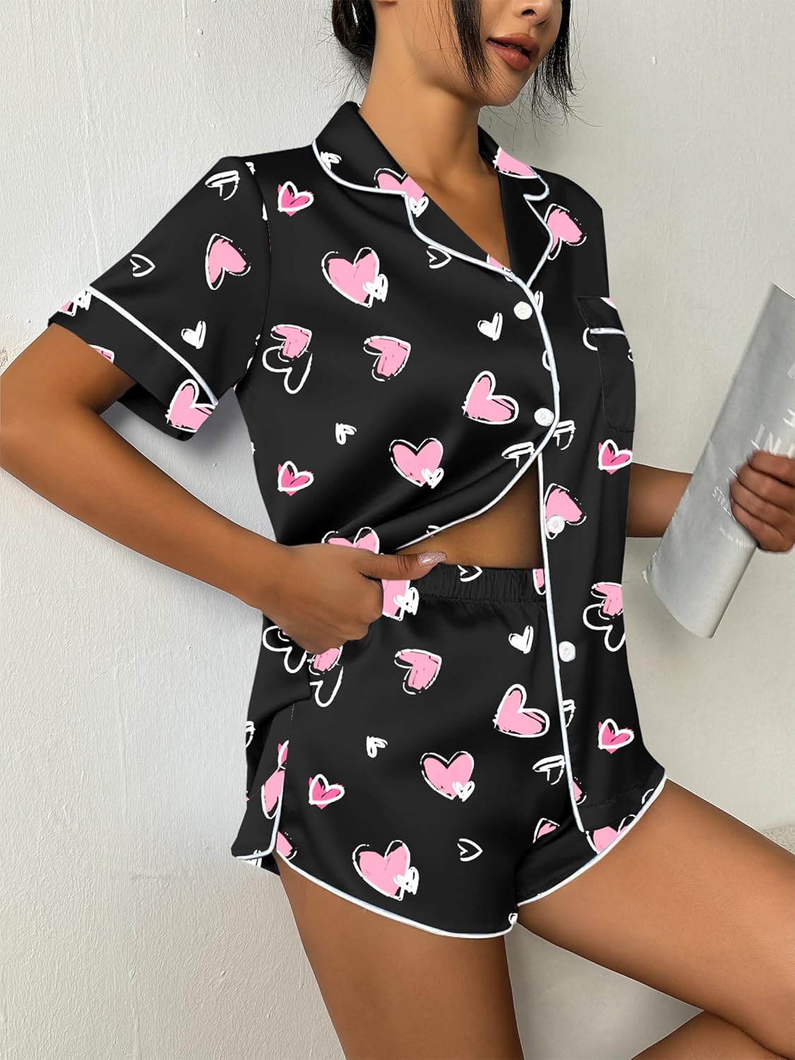 Schwarzer Pyjama mit pinkem Herzprint, Kurzarmhemd mit Knopfleiste und Shorts