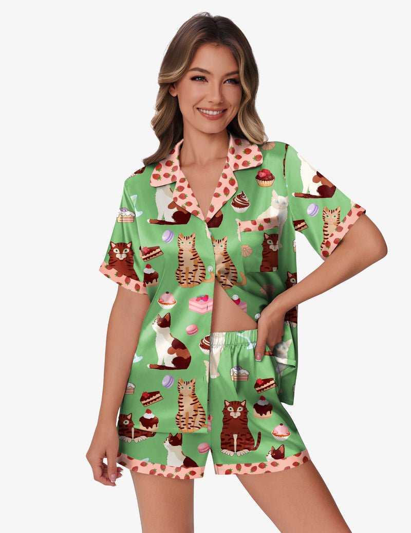 Grüner Satin-Teddy-Shorty mit Katzen- und Leckereienprint, Knopfoptik, 2-teilig