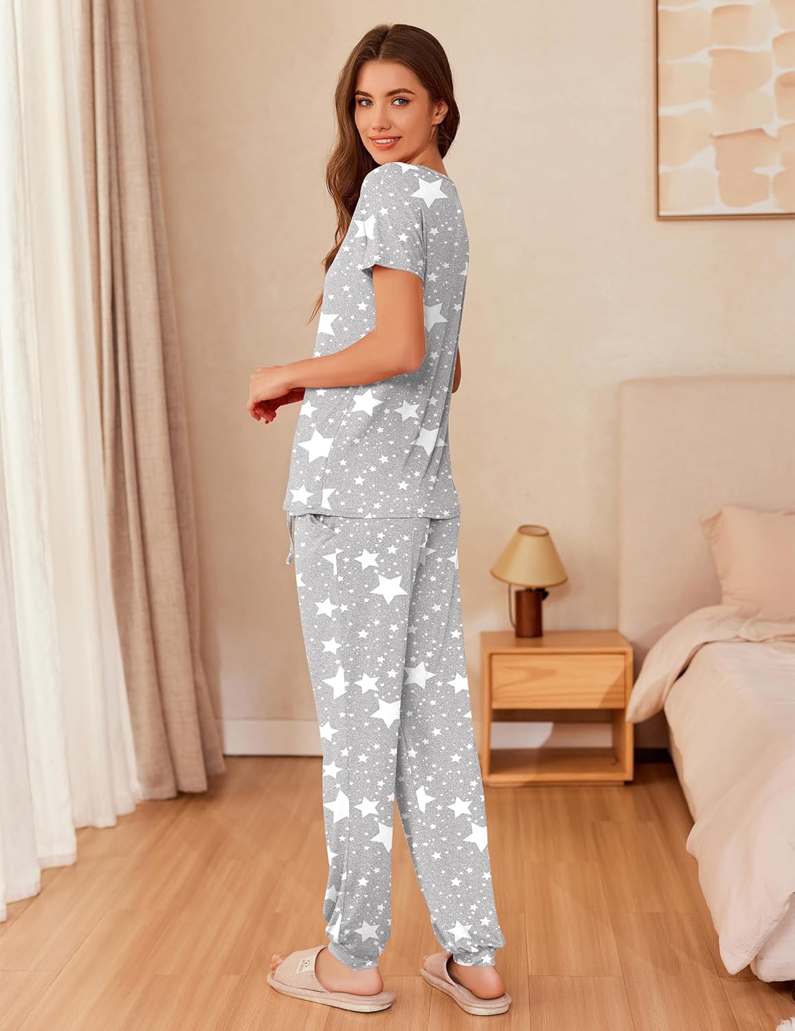 Schlafanzug-Set hellgrau mit Sternen, kurze Ärmel und lange Hose