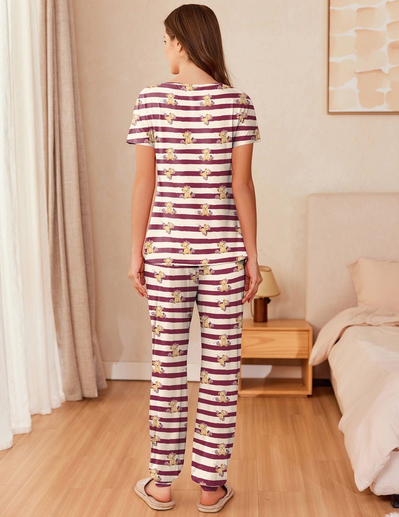 Rückansicht Pyjama-Set: kurzärmliges Oberteil und lange Hose, lila-weiße Teddybär-Streifen