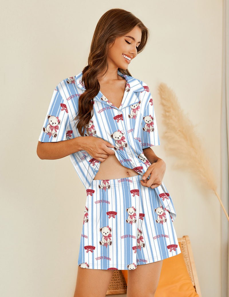 Gestreiftes Teddy-Pyjama-Set: blaues Hemd mit Knopfleiste und Shorts mit Print