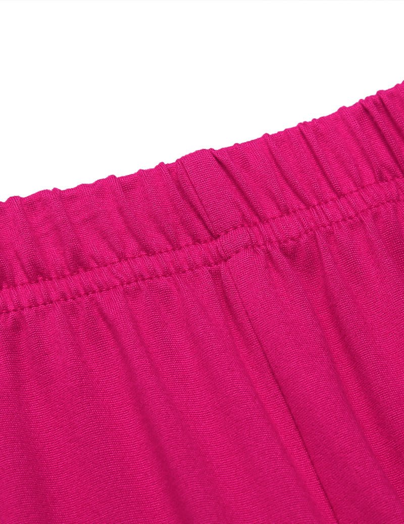Stoffdetail eines pinken Teddy-Pyjama-Sets, weiche Jersey-Textur
