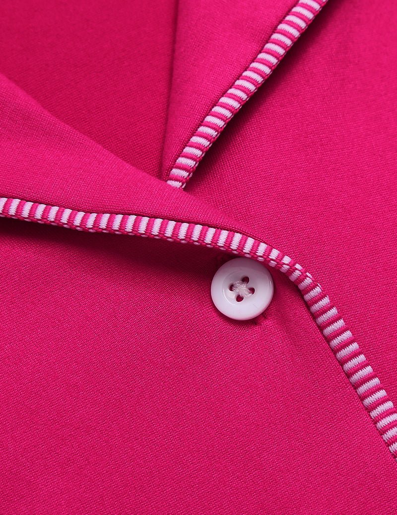 Rosa Teddy-Pyjama: V-Ausschnitt mit weiß gestreiftem Einfassband und Knopfleiste