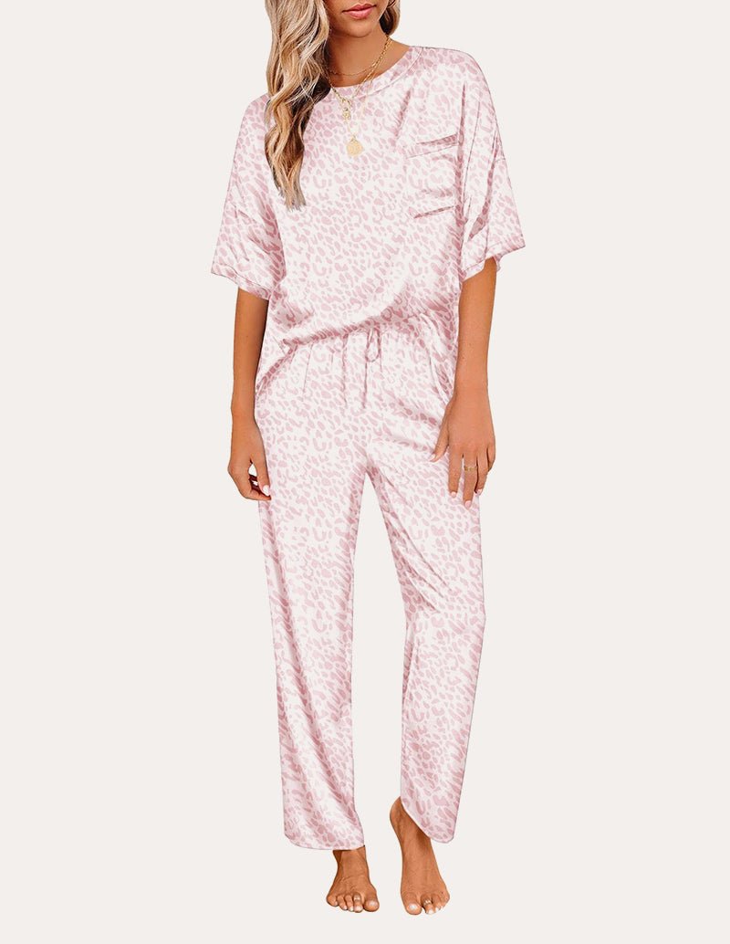Rosa Satin-Pyjama-Set mit Leopardenmuster: Kurzarmshirt mit Brusttasche, Hose mit Kordelzug
