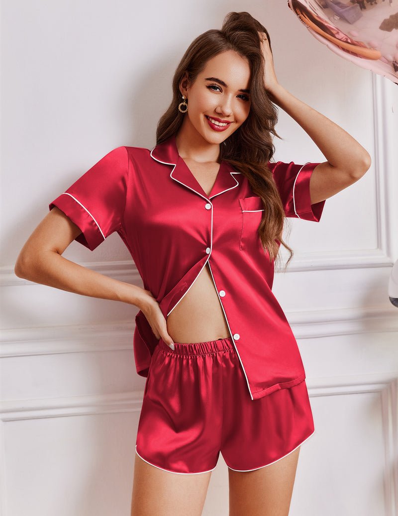 Rotes Satin-Pyjama-Set mit Kurzarmhemd, Knopfleiste und kurzen Shorts