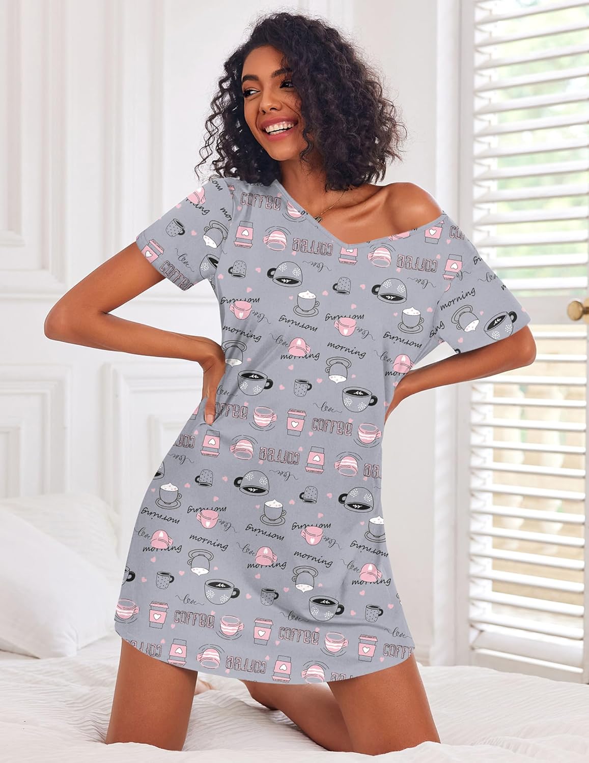Damen-Nachthemd in Hellgrau mit Kaffeetassen-Print und farbigen Details, V-Ausschnitt