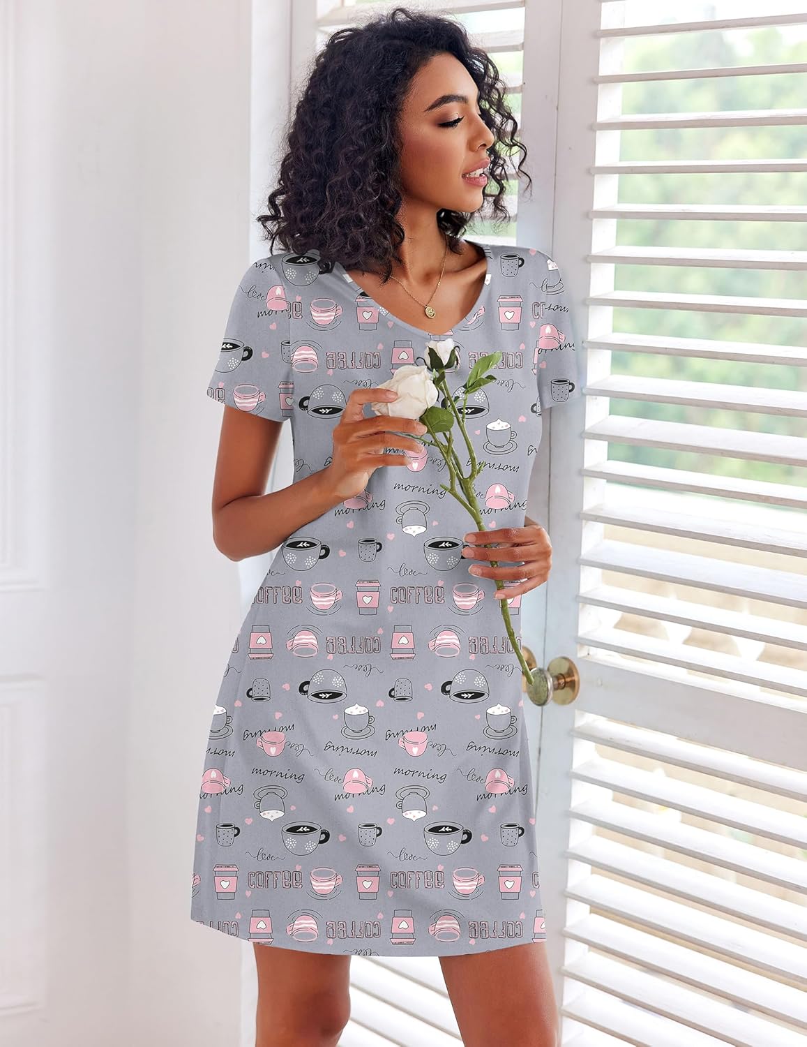 Damen-Nachthemd in Grau mit Kaffeetassen- und Herzen-Print, schmaler V-Ausschnitt