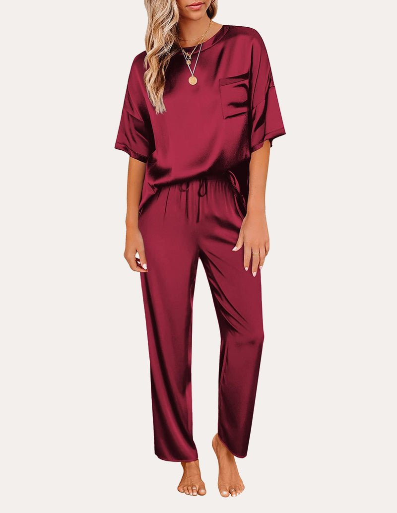 Weinrotes Satin-Pyjama-Set: Kurzarmshirt mit Brusttasche, Hose mit Kordelzug und weitem Bein