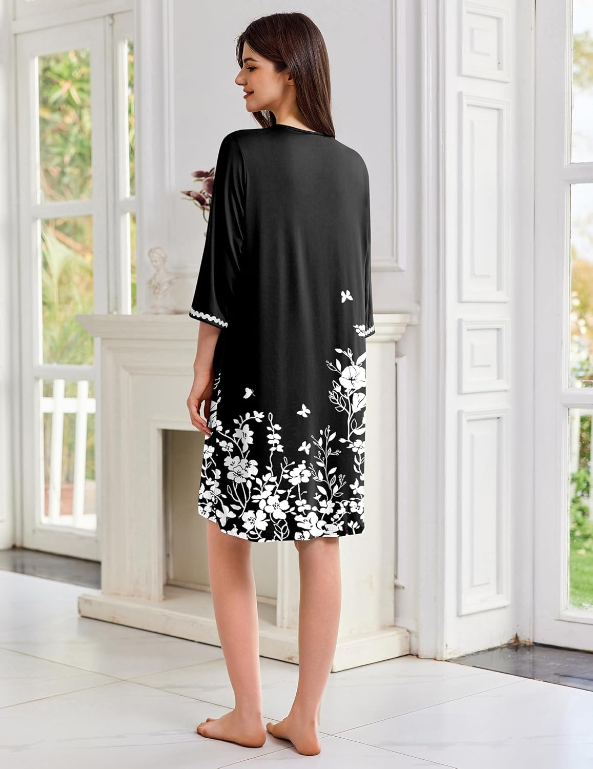 Rückenansicht Damen-Zipper-Robe, schwarz mit weißem Besatz und Blütenmuster-Saum, 3/4 Ärmel