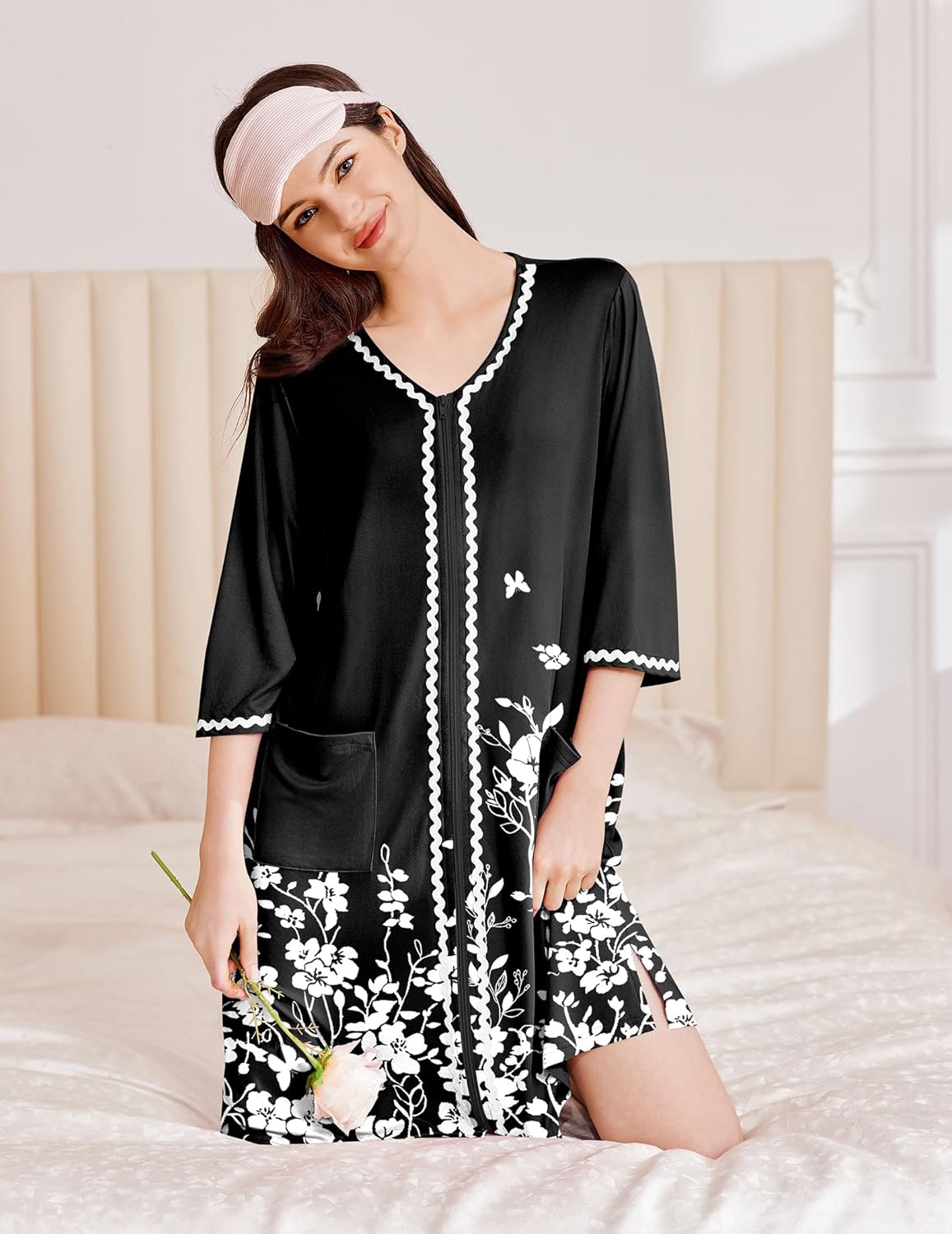Damen-Zipper-Robe, schwarz mit weißem Zierband und Blütenmuster unten, 3/4 Ärmel