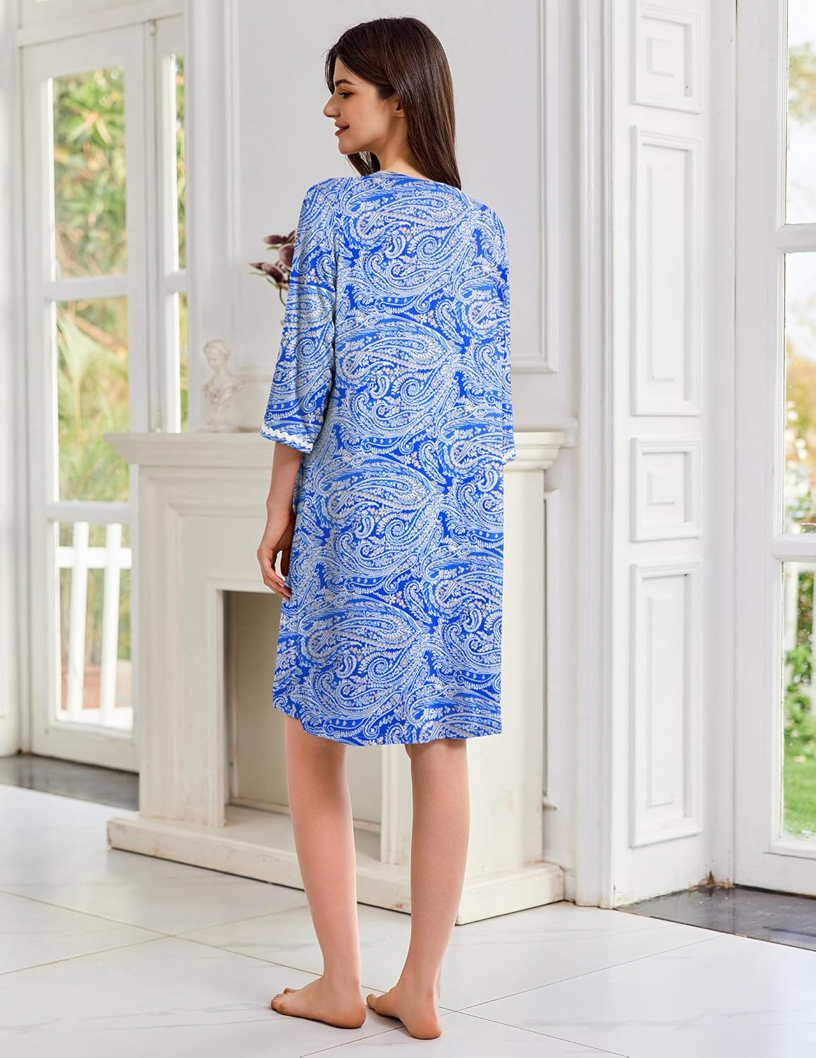 Rückenansicht Damen-Zipper-Robe, blaues Paisley-Muster mit weißem Besatz, 3/4 Ärmel