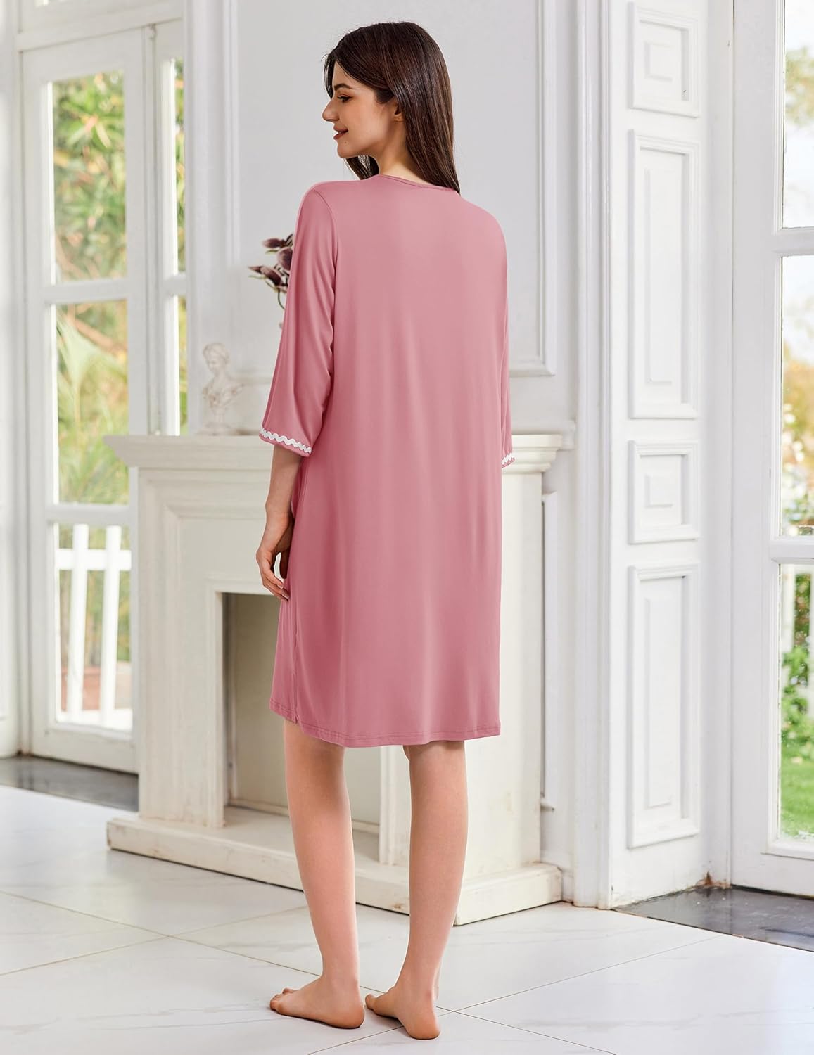 Rosa Zipper-Robe von hinten, 3/4-Ärmel und Kontrastsaum an Saum und Ärmeln