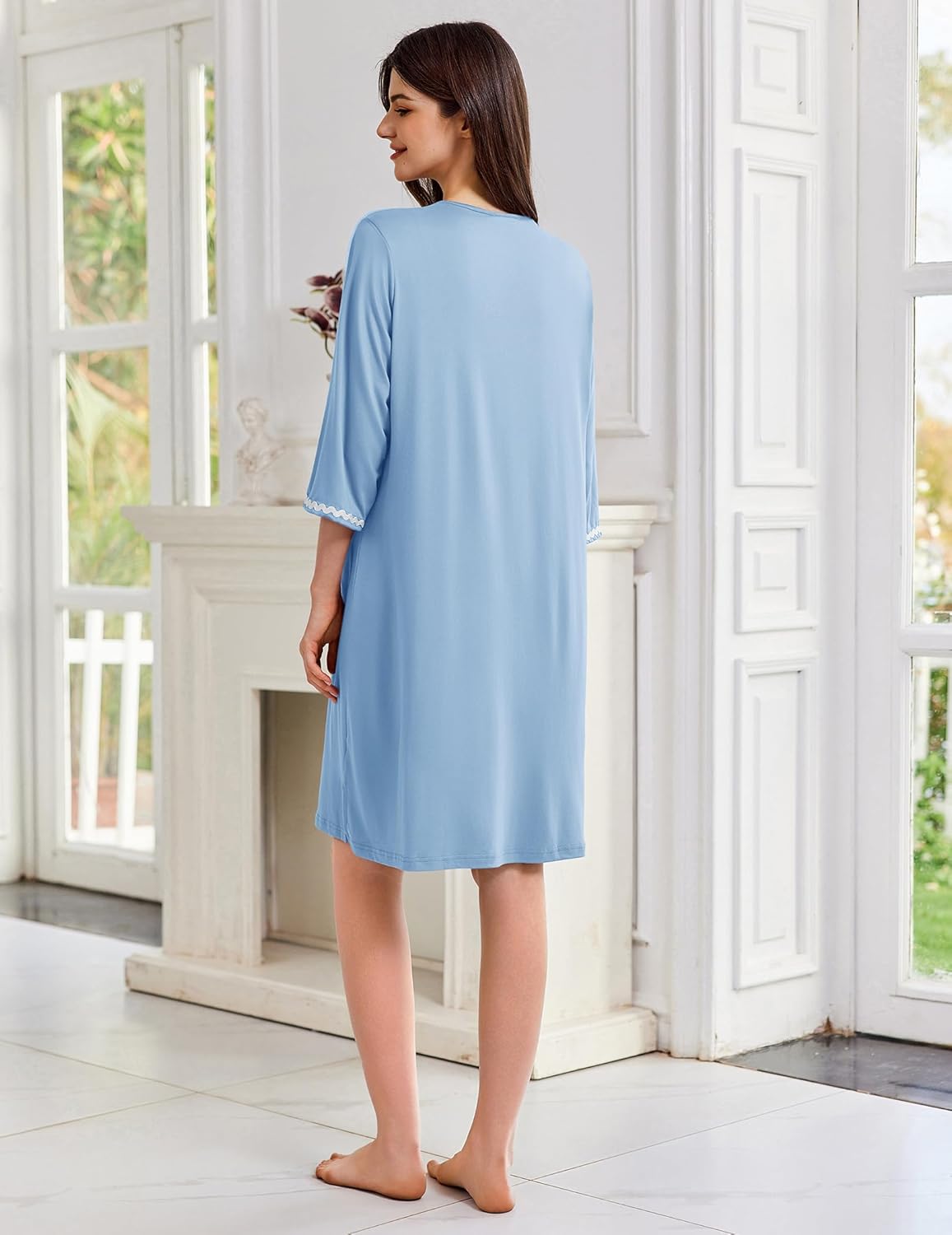 Rückenansicht Damen-Zipper-Robe, hellblau, 3/4 Ärmel mit weißem Wellenbesatz