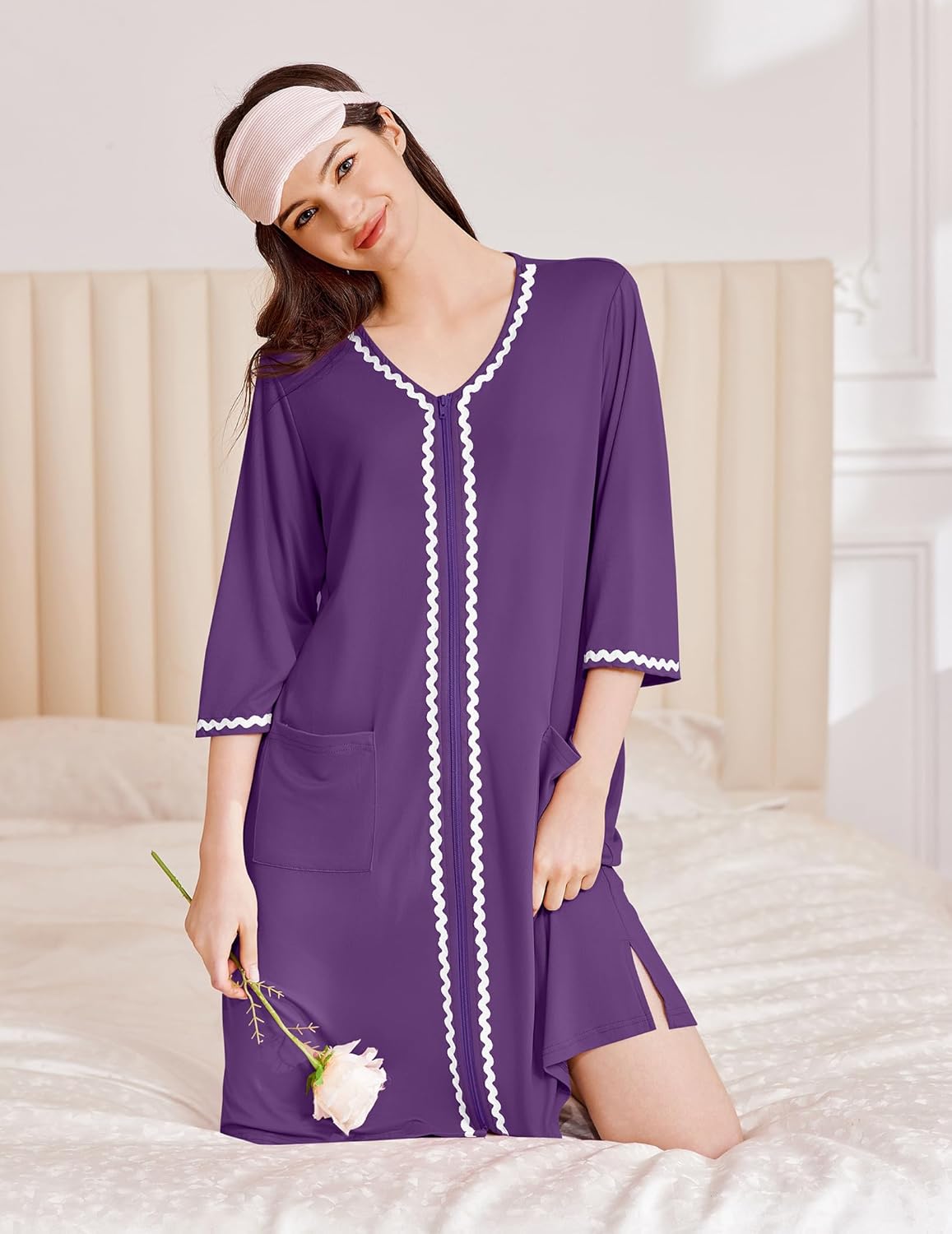 Zipper-Robe lila mit Kontrastbesatz, 3/4-Ärmeln und V-Ausschnitt