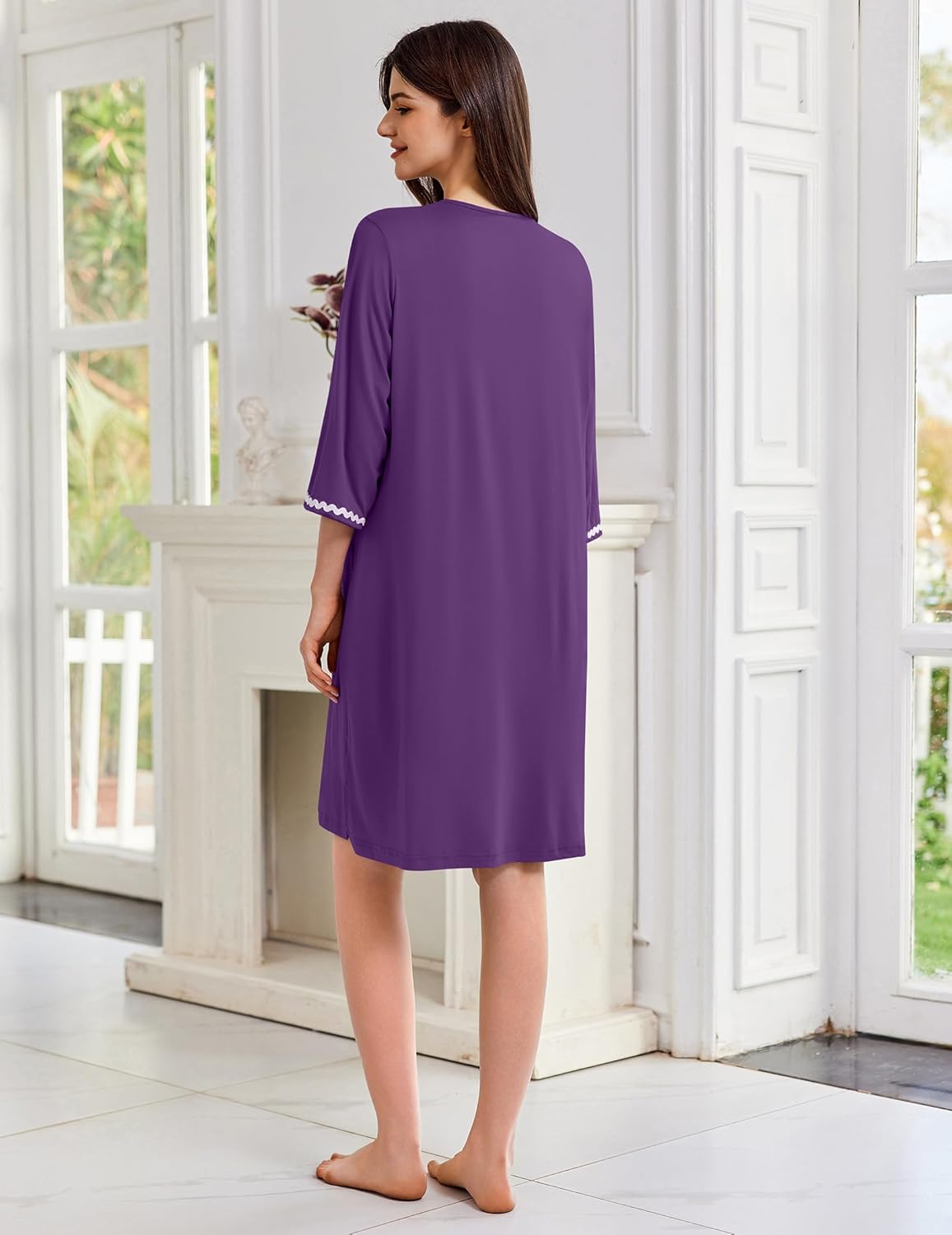 Lila Zipper-Robe von hinten, 3/4-Ärmel und Kontrastsaum an Ausschnitt