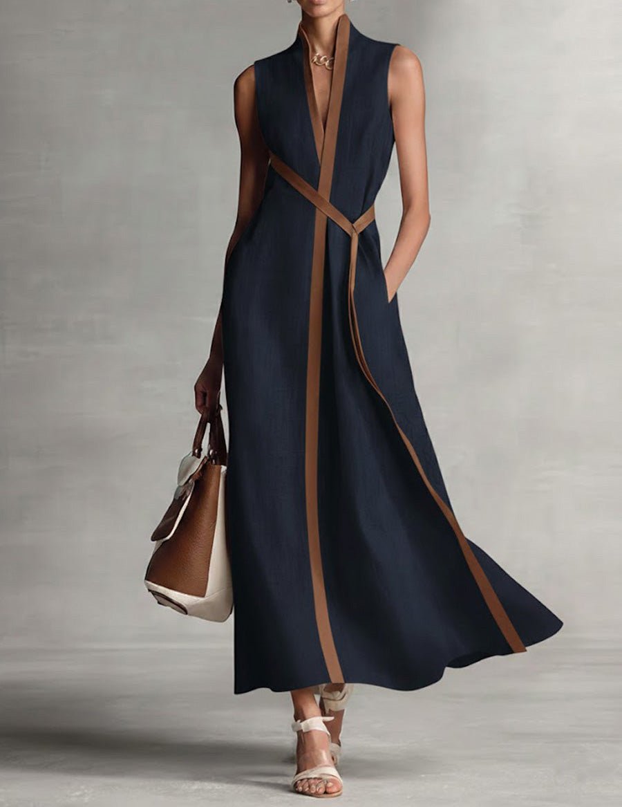 Vestido largo sin mangas azul marino con ribete marrón y abertura lateral en contraste