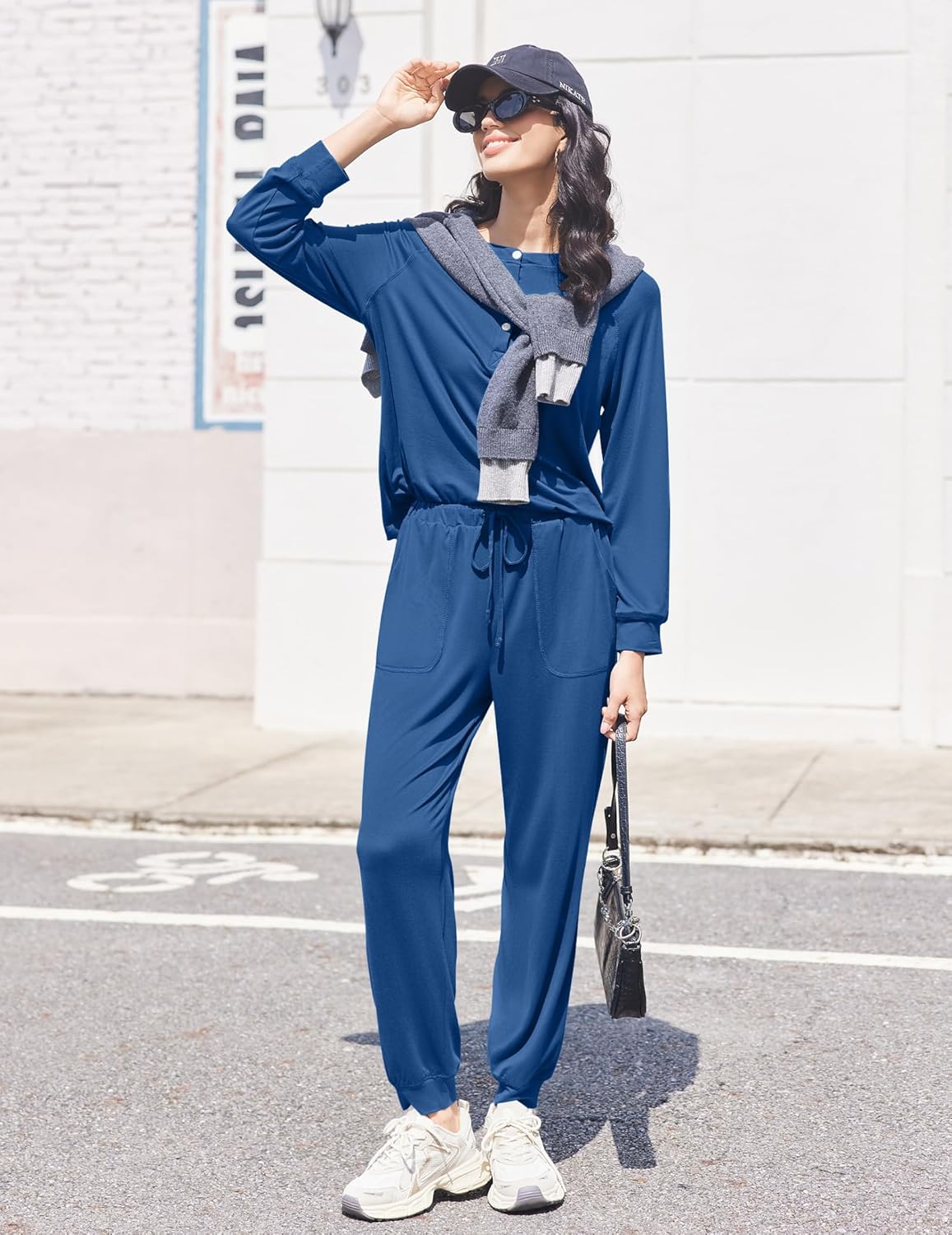 Set pijama jogger azul con capucha gris, camiseta tipo henley con botones y pantalón con cordón