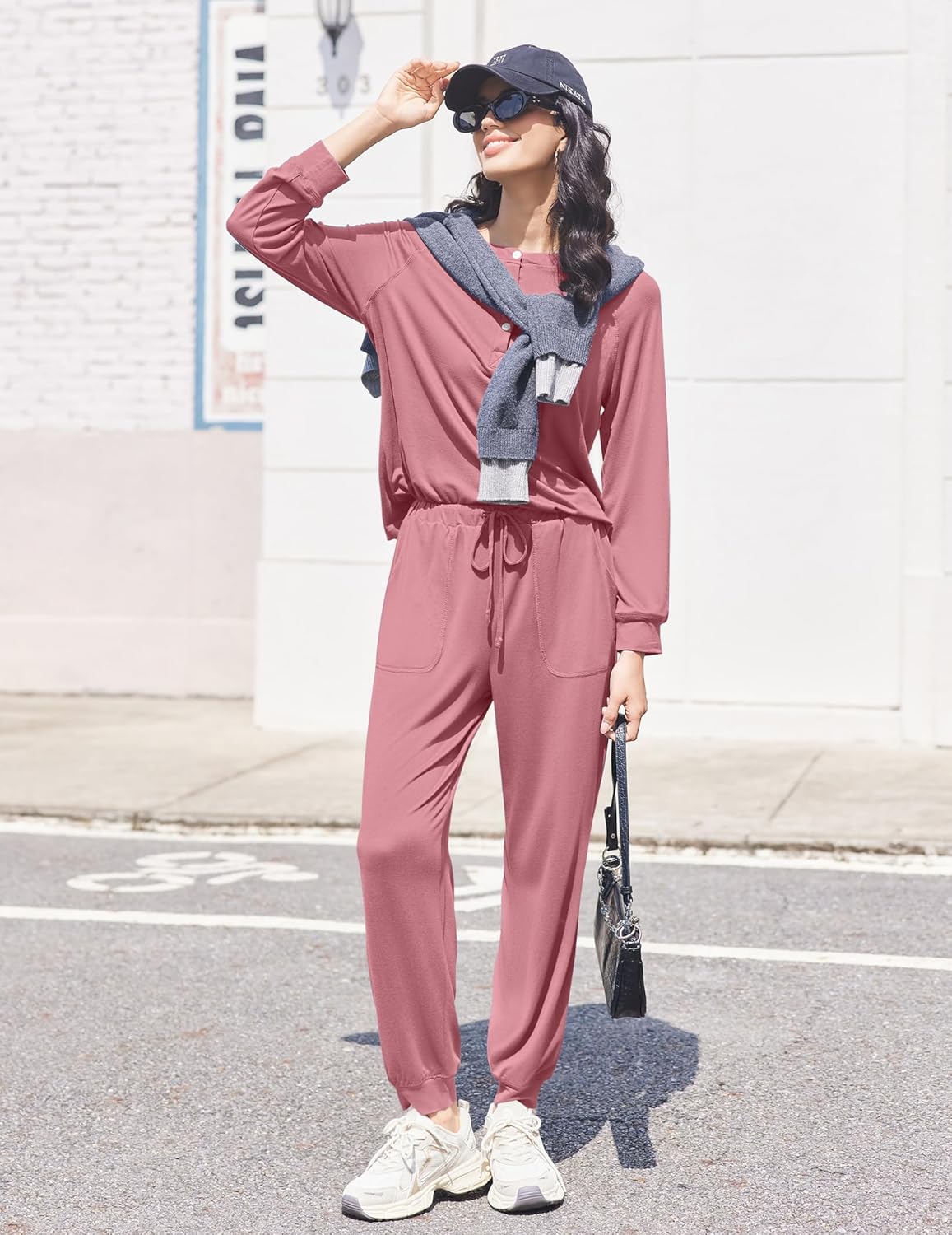 Set pijama jogger rosa viejo con capucha gris, blusa henley con botones y pantalón con cordón