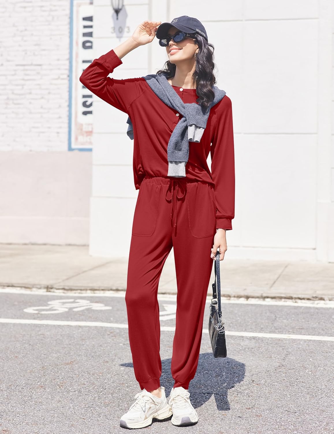 Set pijama jogger rojo vino con capucha gris, blusa henley con botones y pantalón con cordón