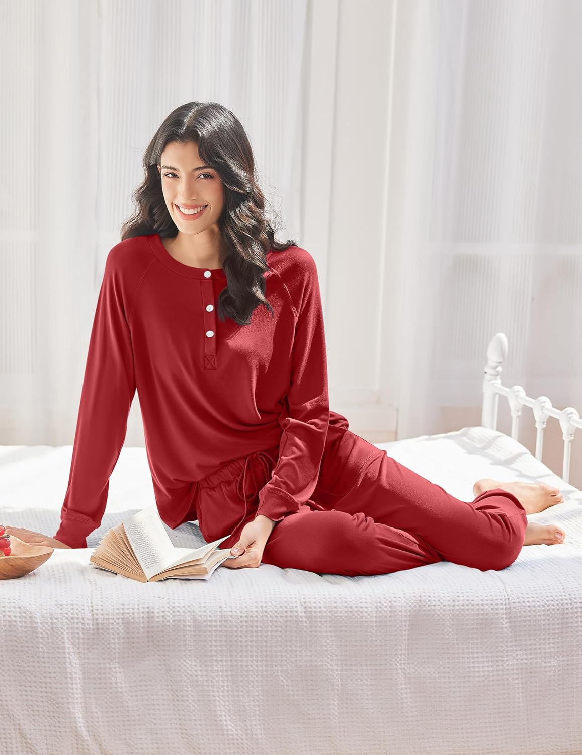 Set pijama jogger rojo vino: blusa con botones y pantalón jogger a juego