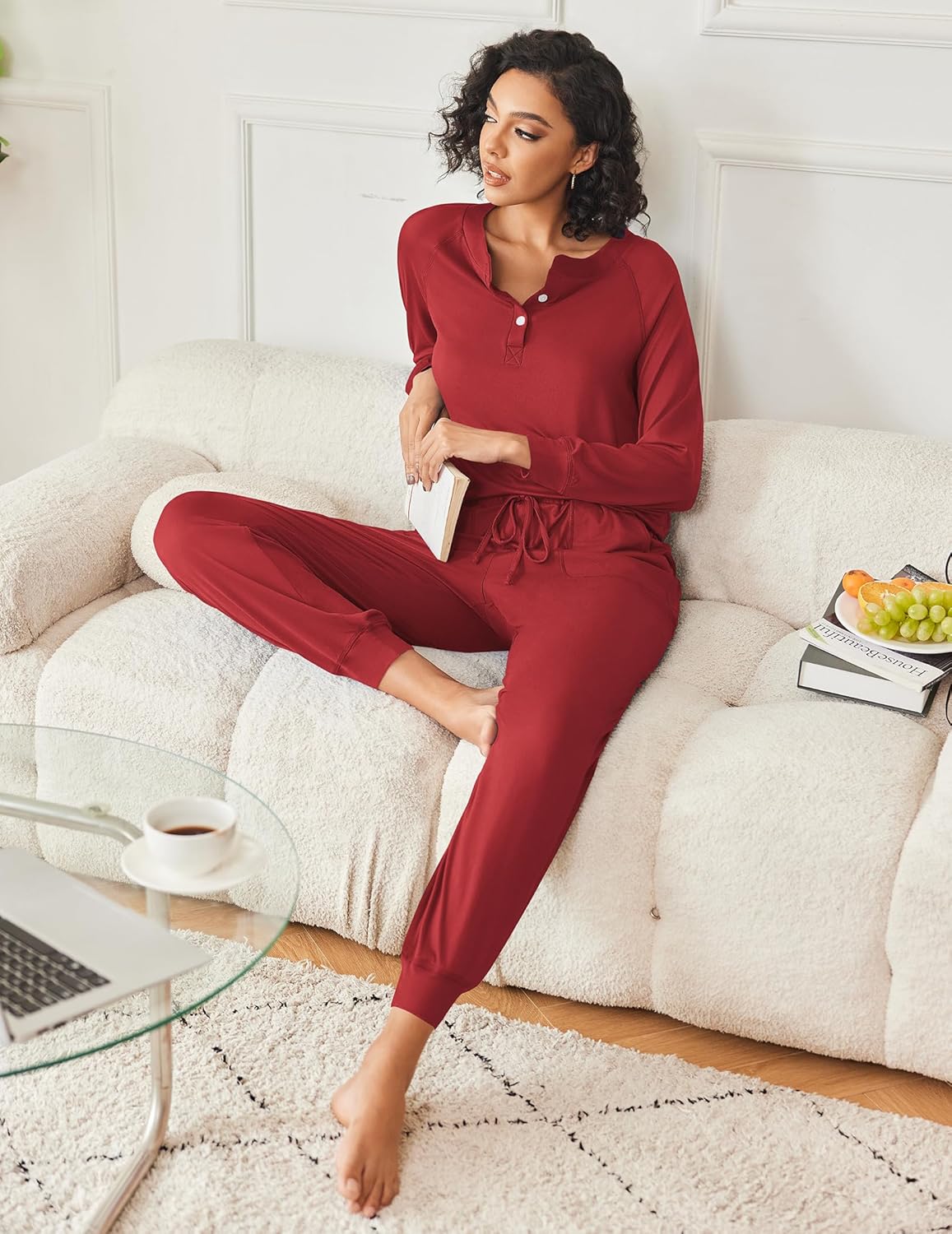 Set pijama jogger rojo vino: blusa con botones y pantalón largo con cordón