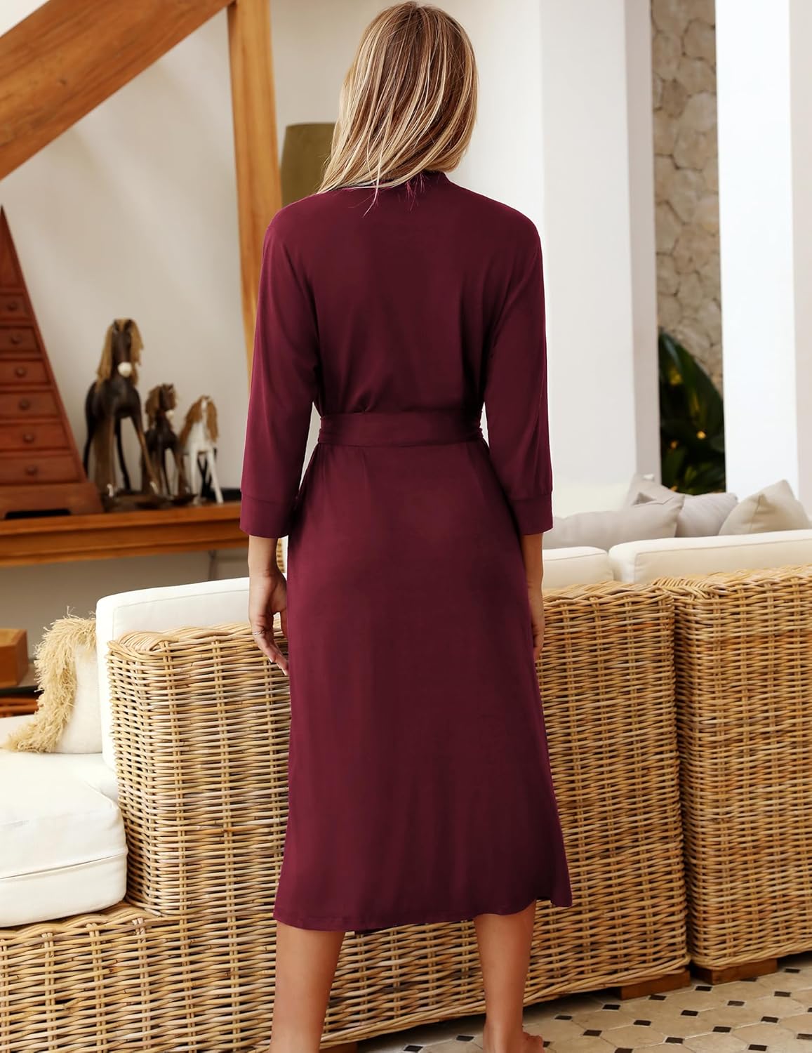Leichter Strick-Bademantel im Kimono-Stil, bordeauxrot, Rückansicht, Taillenbund