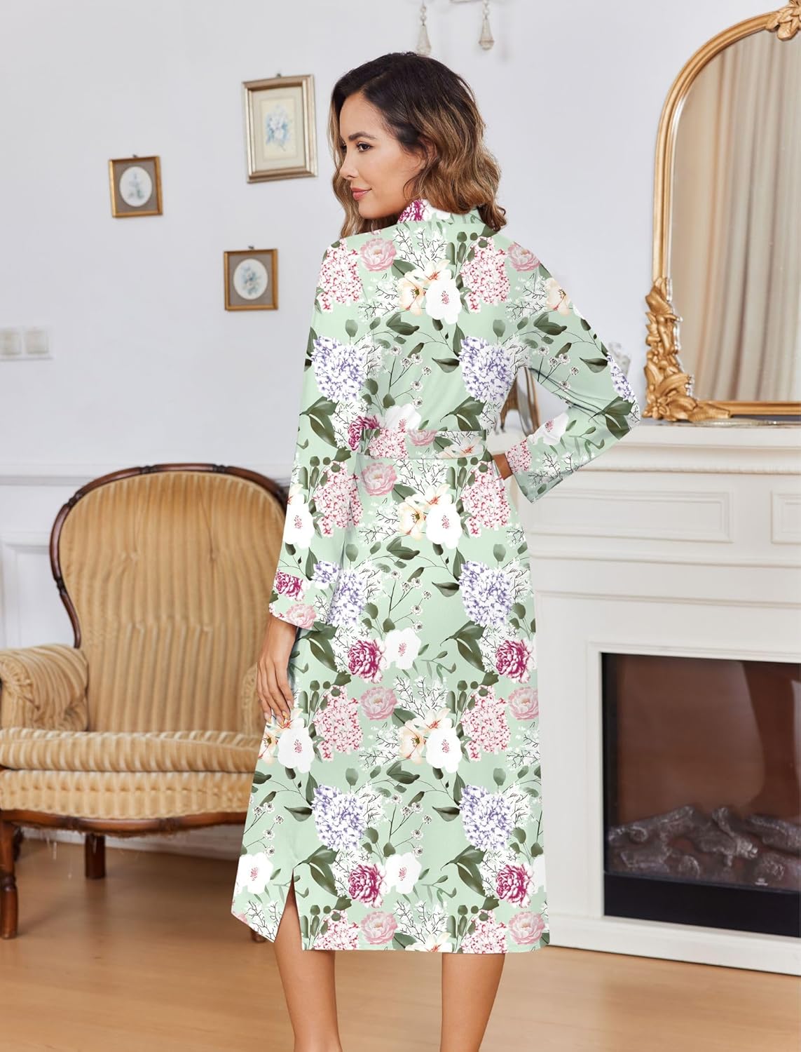 Leichter Kimono-Bademantel mintgrün mit Blumenprint, Rückansicht mit Bindegürtel
