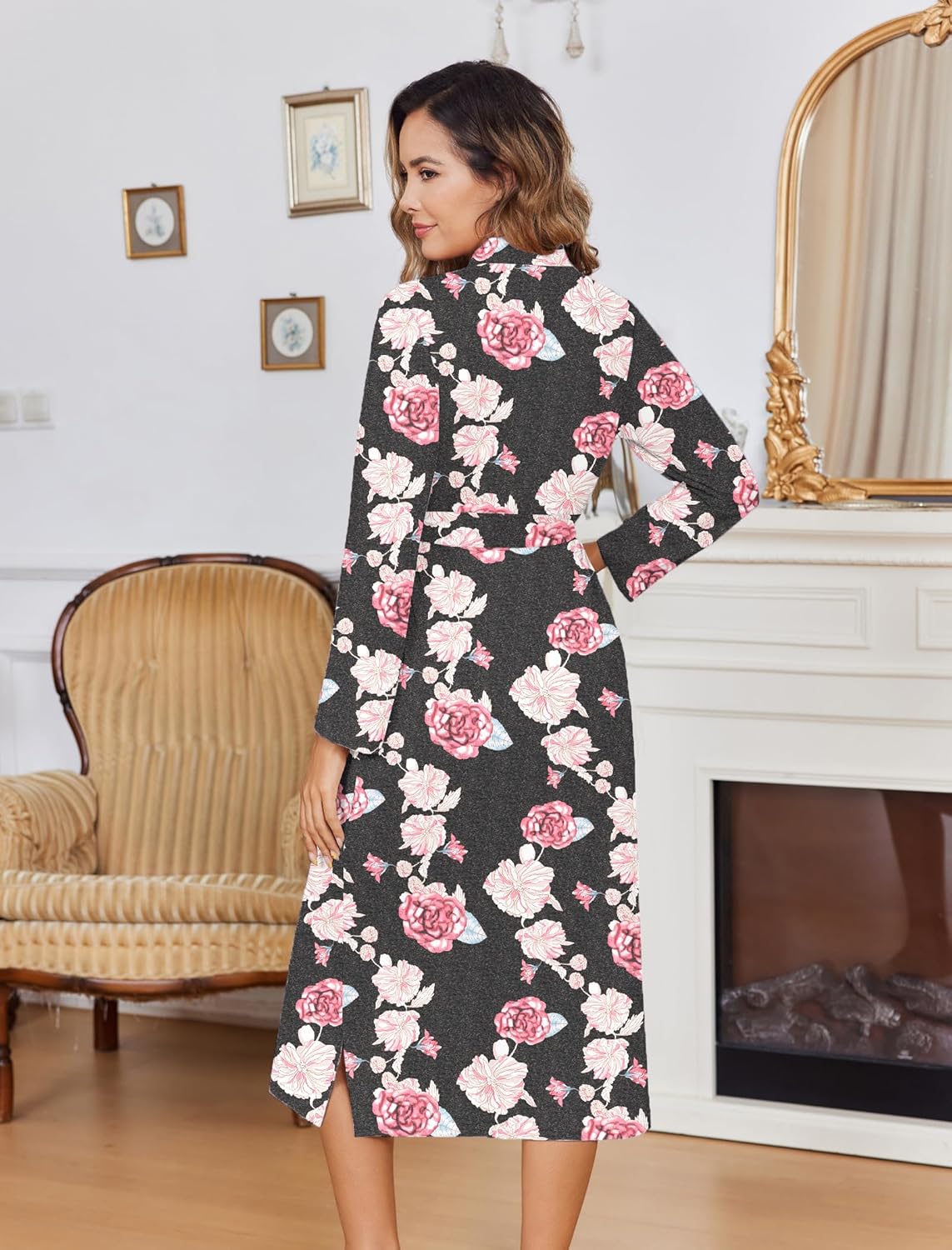Leichter Kimono-Bademantel schwarz mit Rosenblumenprint, Rückansicht mit Bindegürtel