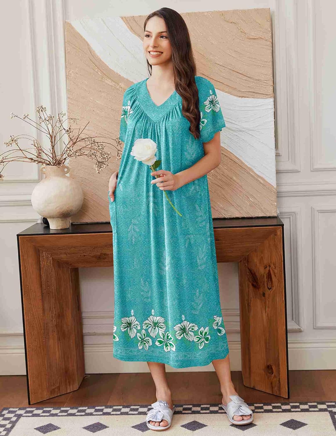 Long Nightgown türkis mit weißen Blumenranken, Kurzarm, V-Ausschnitt