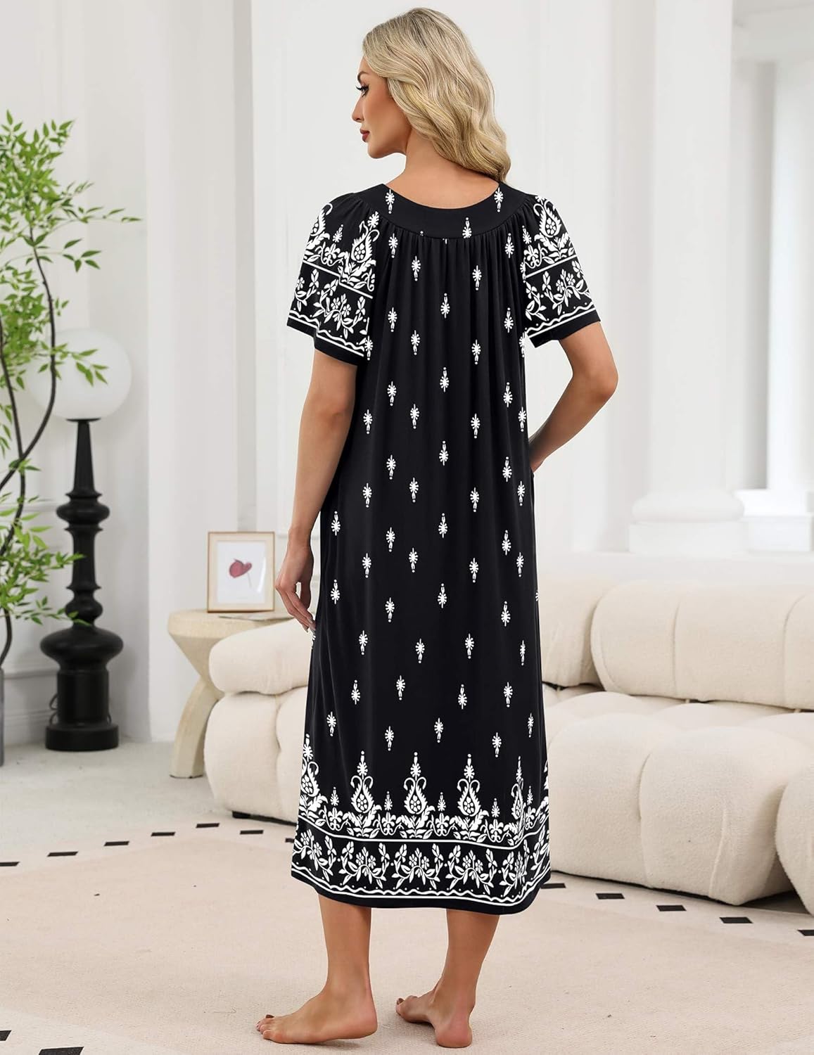 Long Nightgown schwarz mit weißen Ornamenten, Rückansicht, Kurzarm