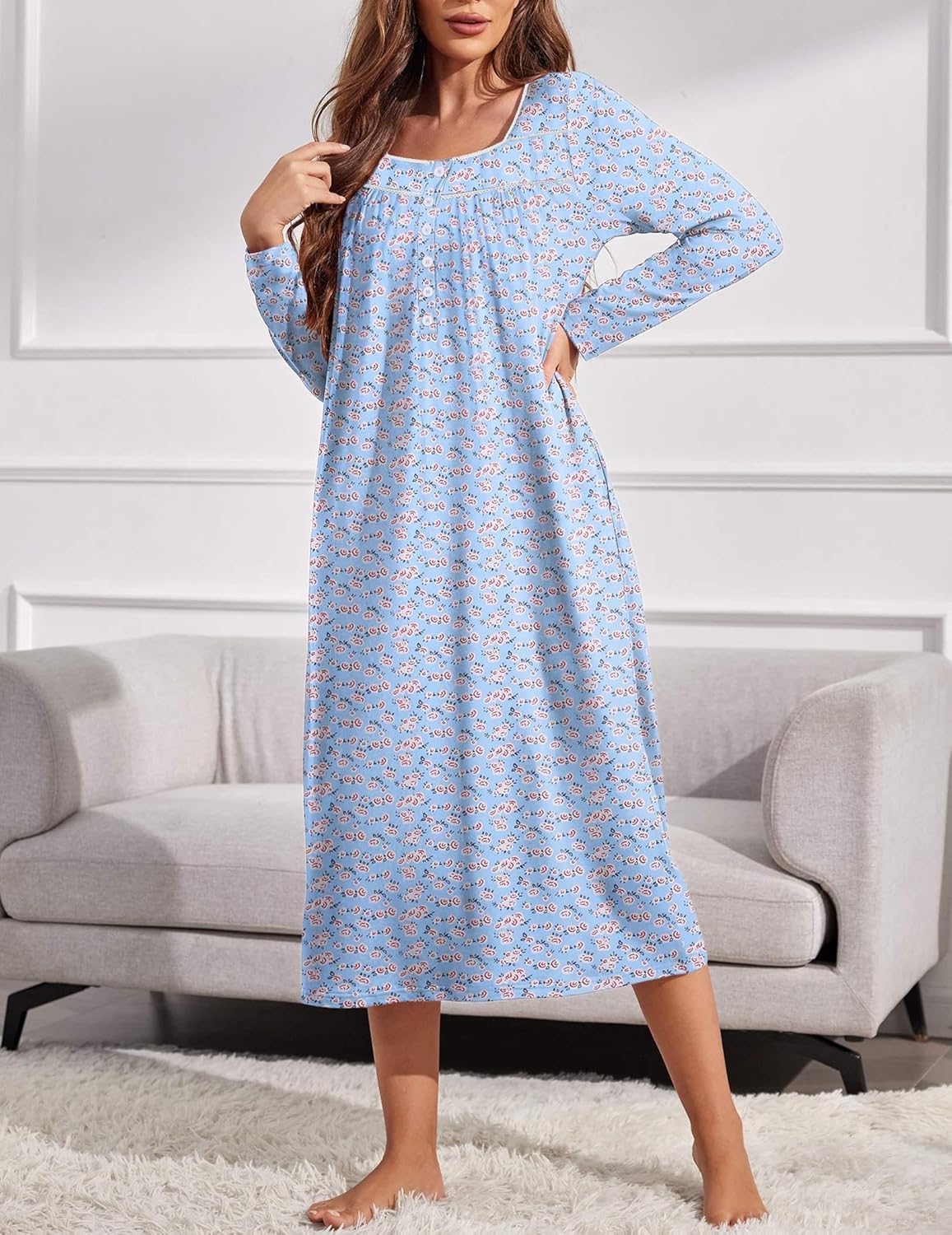 Hellblaues Nachthemd-Kleid mit langen Ärmeln und feinem Allover-Muster