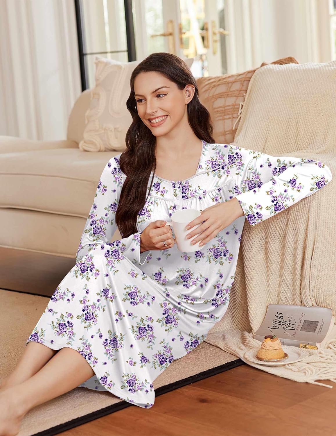 Weißes Nachthemd mit violetten Blumen, lange Ärmel und Henley-Optik