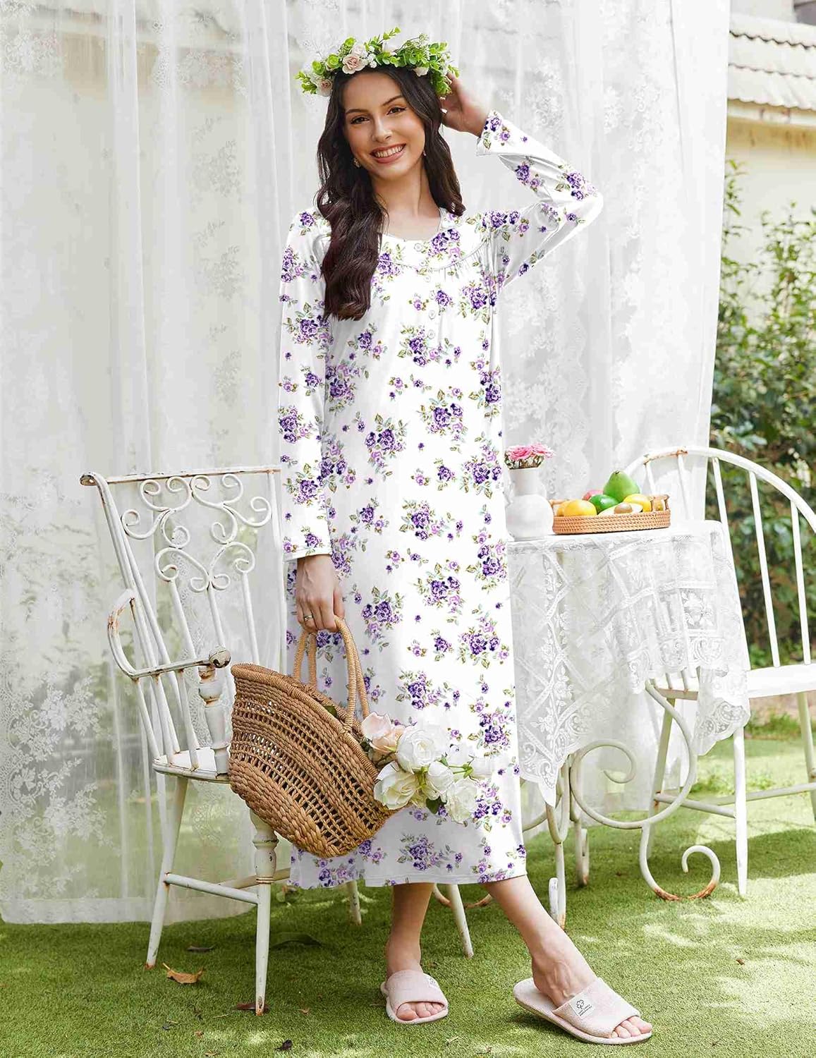 Weißes Langnachthemd mit violettem Blumenmuster und Knopfleiste
