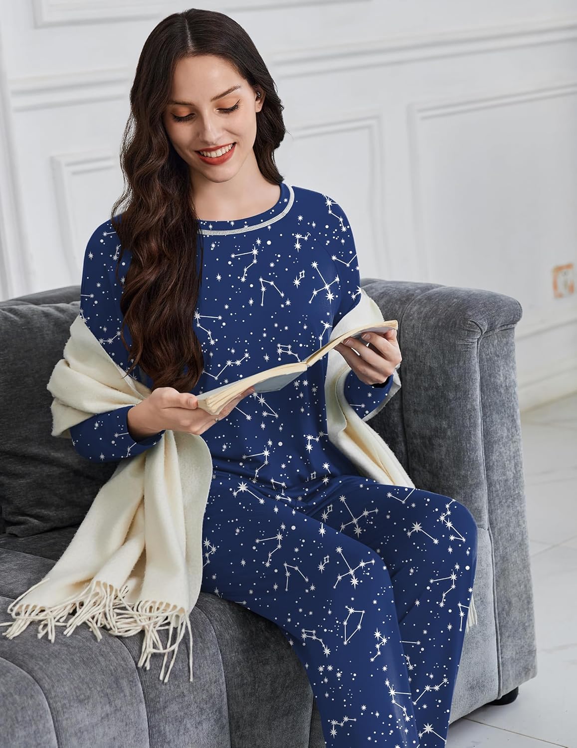 Pijama azul marino con estampado de estrellas y pantalón a juego