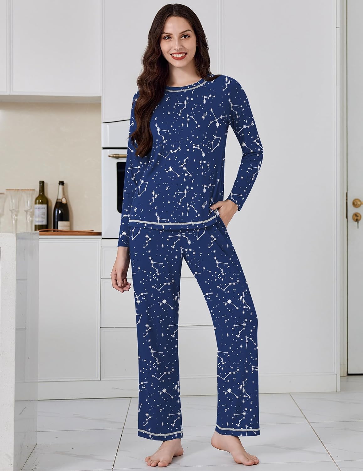 Conjunto pijama azul marino de manga larga con estampado estelar y pantalón acampanado