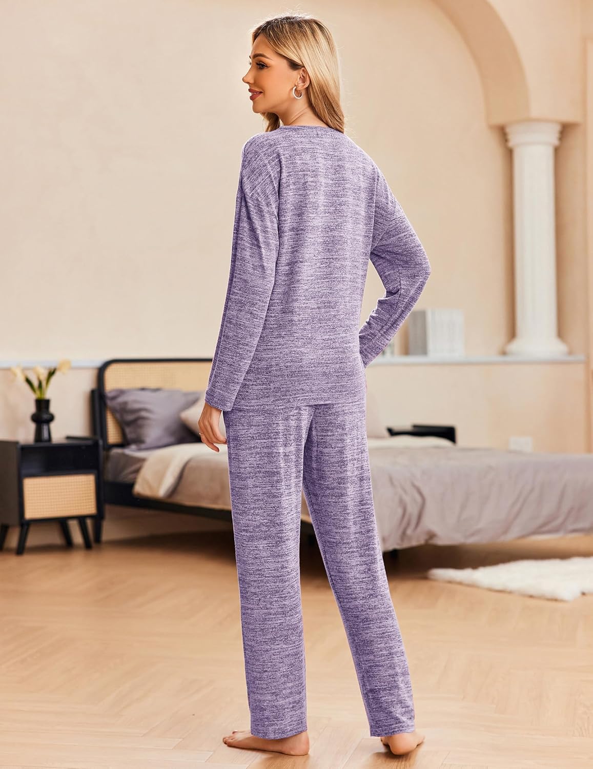 Cozy Langarm-Pyjama-Set in Lila, Vorder-/Rückansicht im Stehbild, Rückansicht