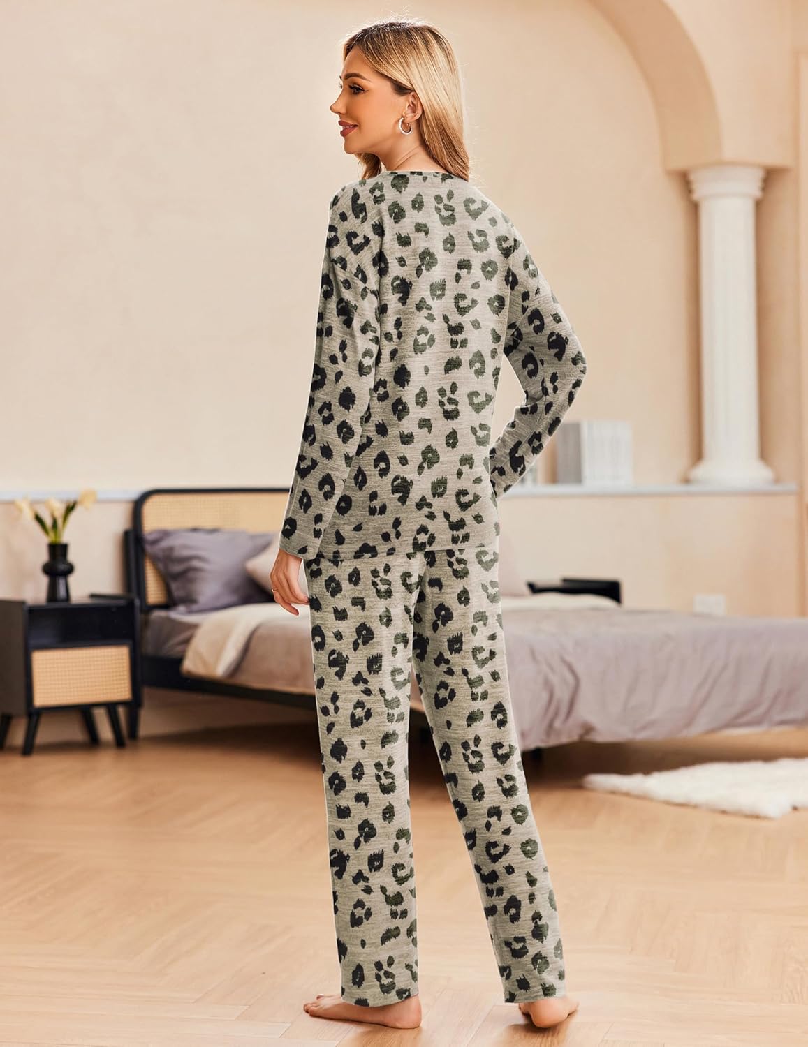 Cozy Pyjama-Set mit Leopardenmuster in Grün/Grau, langärmeliges Oberteil hinten