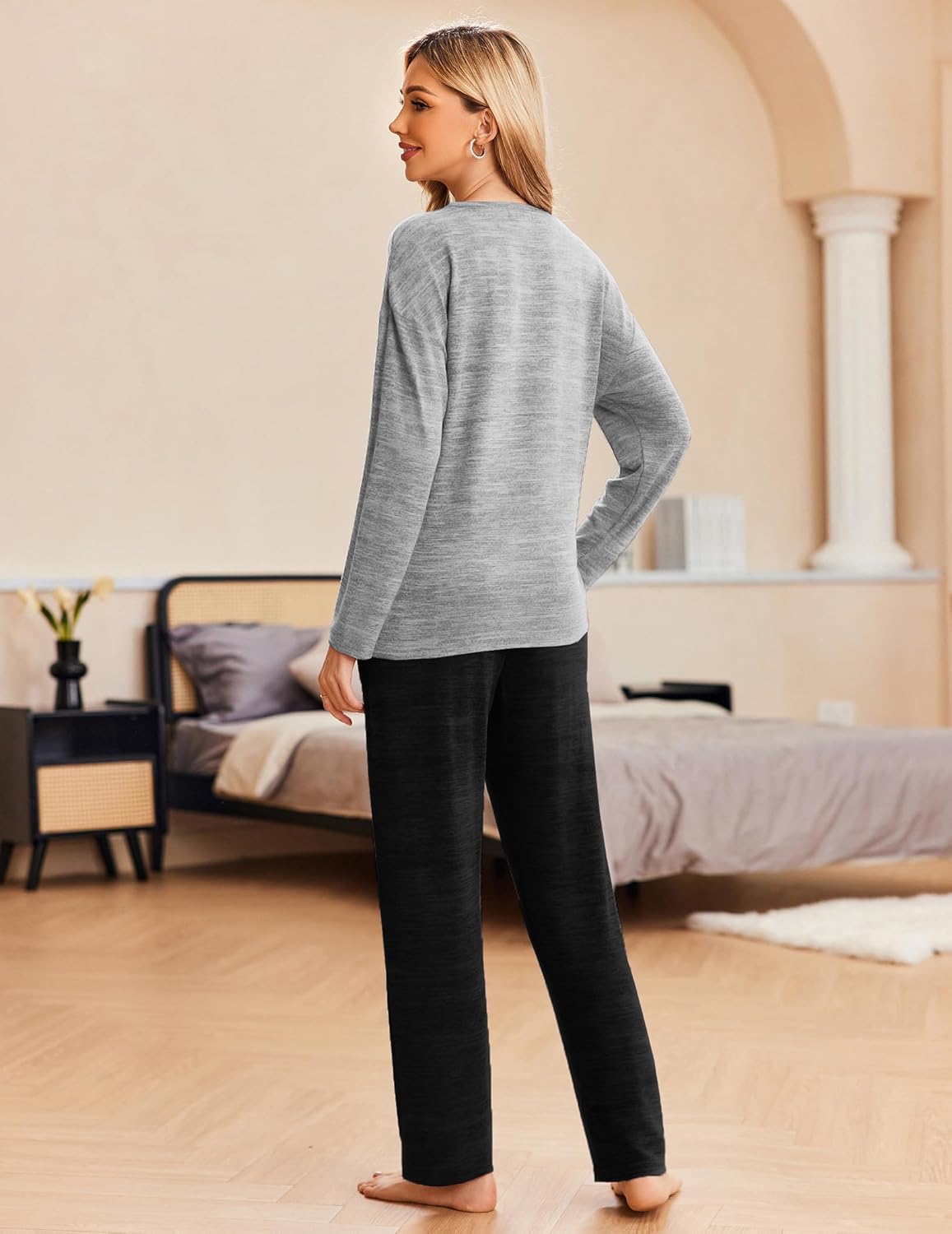 Set pijama: top gris claro de manga larga con pantalón negro