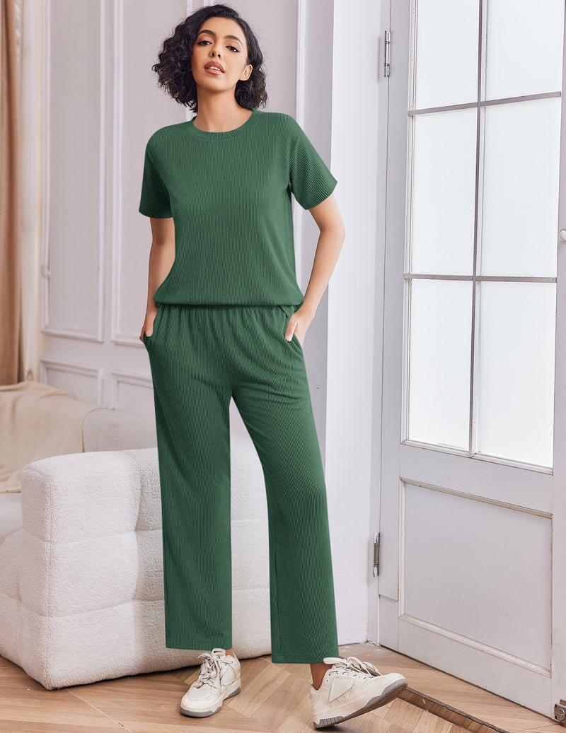 Women’s 2-piece lounge set in green: knit short-sleeve top with matching wide-leg pants